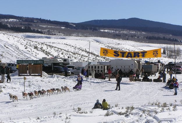 Salvisberg race start. Photo by Dawn Ballou, Pinedale Online.