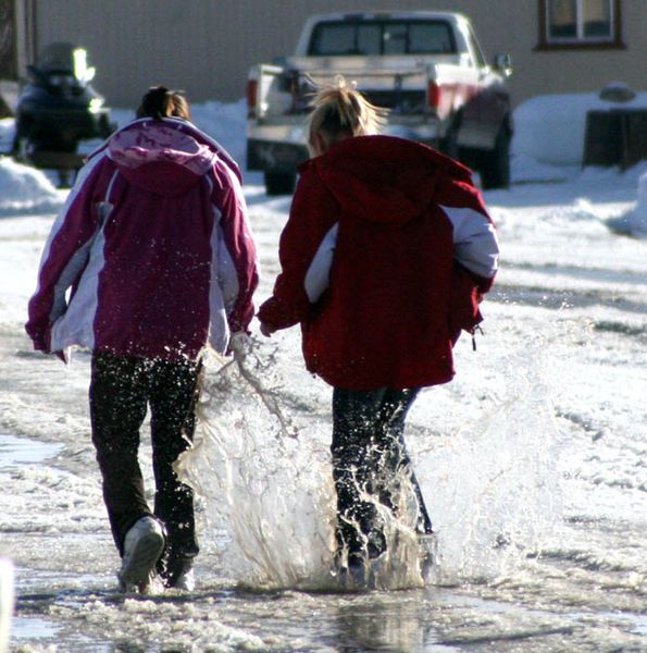 Splashin. Photo by Pam McCulloch, Pinedale Online.