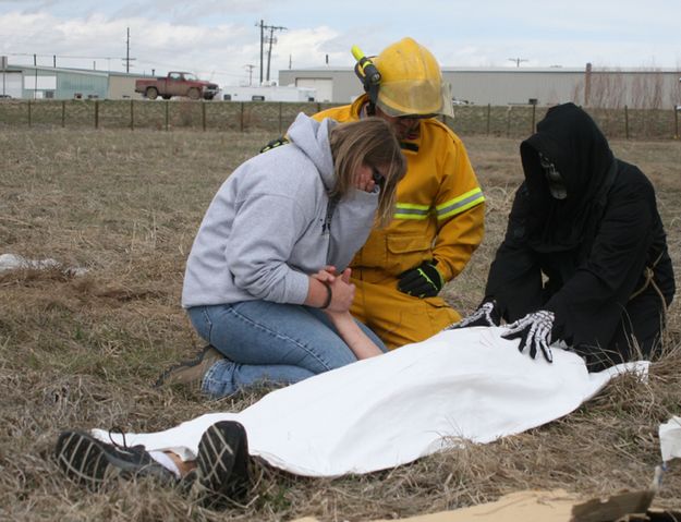 Mom Saying Good-bye. Photo by Pam McCulloch, Pinedale Online.