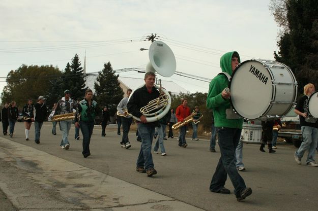 Marching on. Photo by Dawn Ballou, Pinedale Online.