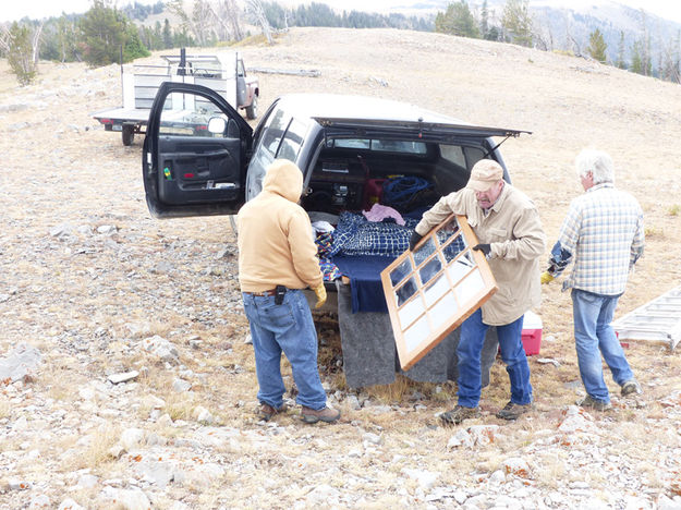 Bringing in windows. Photo by Dawn Ballou, Pinedale Online.