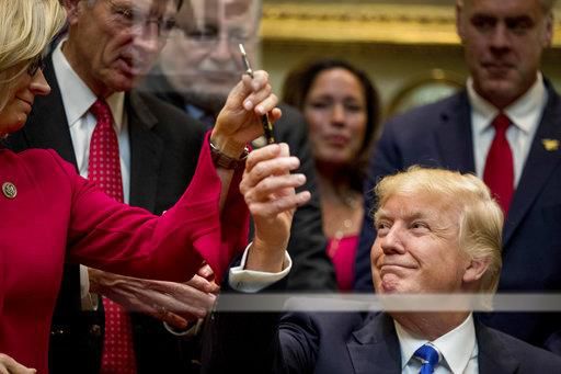 Giving Liz the pen. Photo by White House.