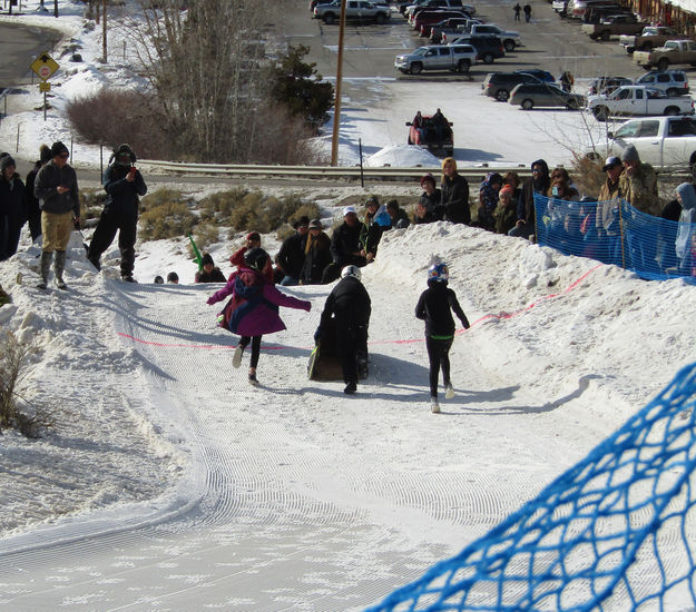 Running across the line. Photo by Dawn Ballou, Pinedale Online.