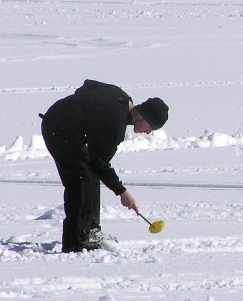 Scooping out a hole. Photo by Pinedale Online.