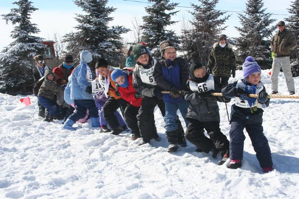 Kid Tug of War. Photo by Clint Gilchrist, Pinedale Online.