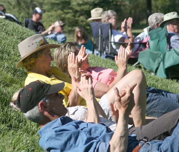 Clapping. Photo by Pam McCulloch, Pinedale Online.