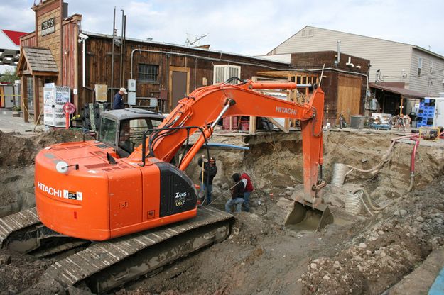 Digging Up. Photo by Dawn Ballou, Pinedale Online.