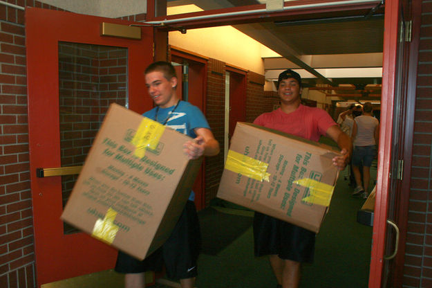 High School Vounteers. Photo by Pam McCulloch, Pinedale Online.