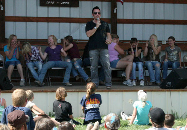 Tyzen the Hypnotist. Photo by Dawn Ballou, Pinedale Online.