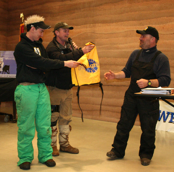 Passing the yellow bib. Photo by Dawn Ballou, Pinedale Online.