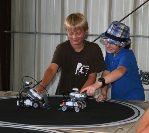 Sumo-robotics. Photo by Dawn Ballou, Pinedale Online.