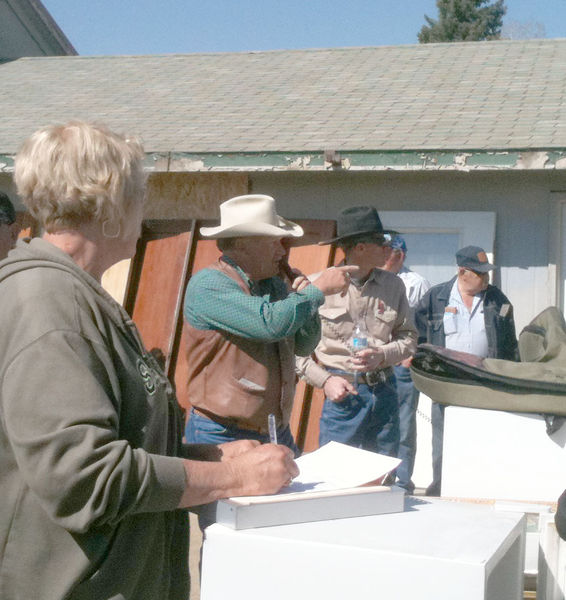 Dave Stephens, Auctioneer. Photo by Dawn Ballou, Pinedale Online.