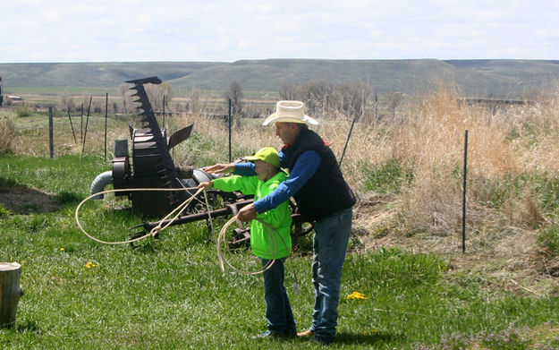 Throwing a rope. Photo by Pinedale Online.