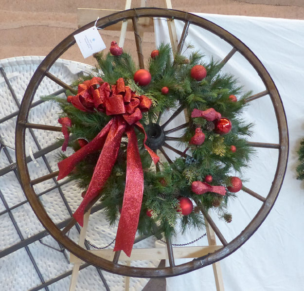 Wreath Auction. Photo by Dawn Ballou, Pinedale Online.