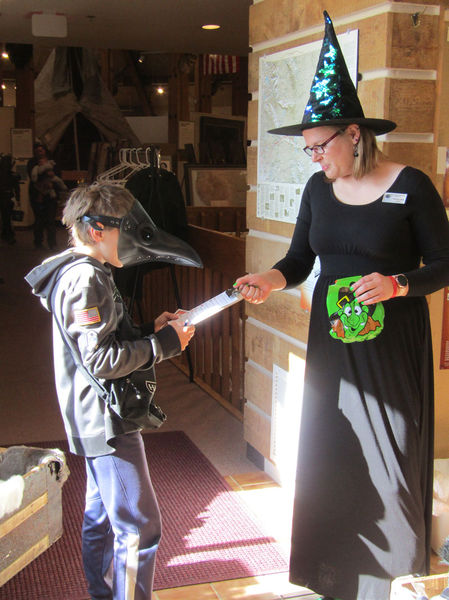 Getting candy reward. Photo by Dawn Ballou, Pinedale Online.