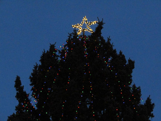 Lighted star. Photo by Dawn Ballou, Pinedale Online.