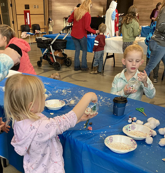 Library Crafts. Photo by Dawn Ballou, Pinedale Online.